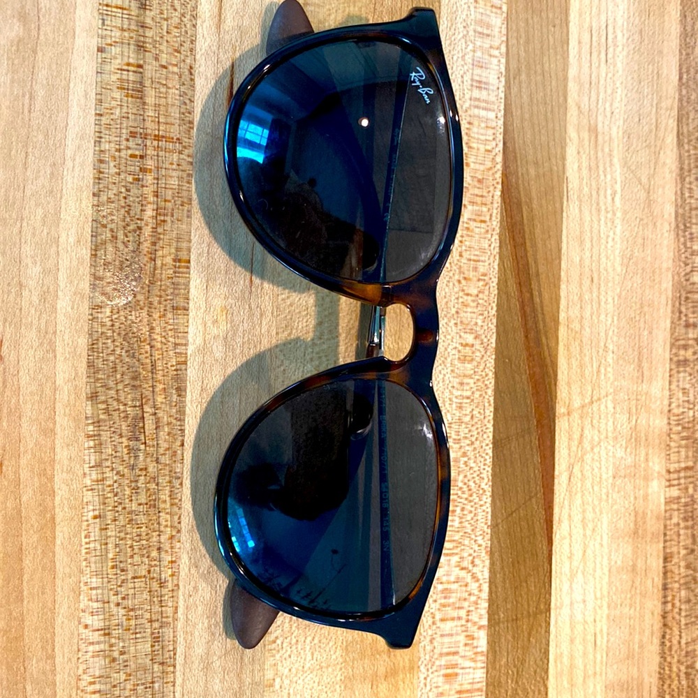 Ray Ban Erika Classic in excellent condition.  Worn a handful of times. No case.